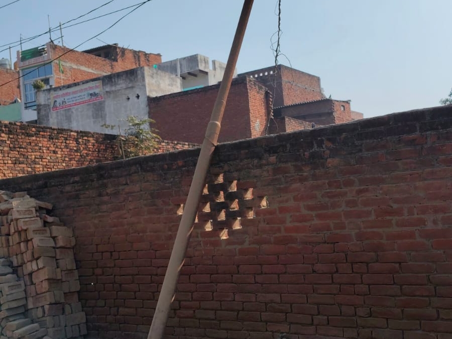 A dilapidated electric pole in Jafrabad poses a danger | जफराबाद में ...