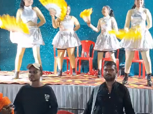 रायपुर में चीयर लीडर्स ने किया डांस