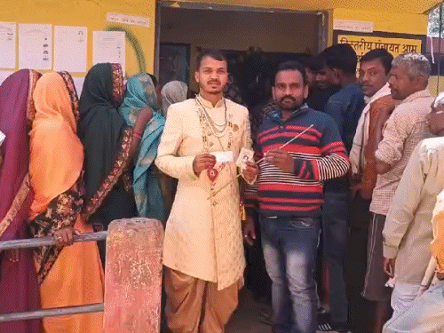 पेंड्रा में सरपंच की जीत का जश्न मनाने पर ग्राम पंचायत तराईगांव के सचिव को निलंबित कर दिया गया है।
