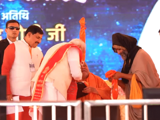 ਜਗਦਗੁੜੂ ਰਬੀਹਰਾਚਾਰੀਆ ਨੇ ਪ੍ਰਧਾਨ ਮੰਤਰੀ ਮੋਦੀ ਨੂੰ ਇਕ ਉਂਗਲ ਪੇਸ਼ ਕੀਤੀ.