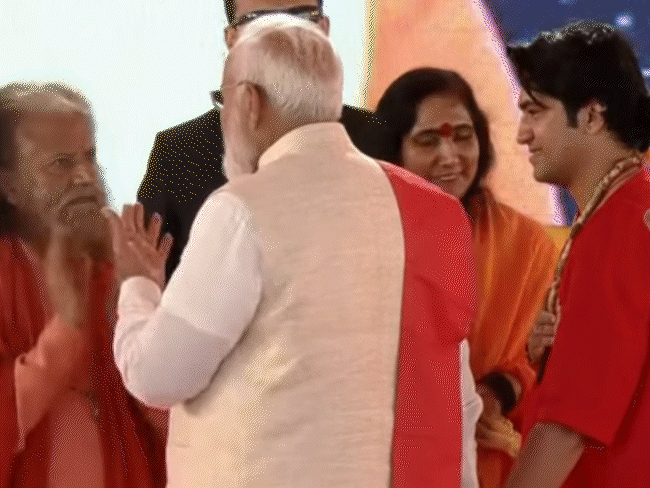 मोदी म्हणाले- काही नेते आपल्या परंपरांना नावे ठेवतात: परदेशी शक्ती देखील या लोकांना पाठिंबा देते; साधू-मुनींना म्हटले- आयुष्मान कार्ड बनवून घ्या कार्यक्रम संपल्यानंतर, पंतप्रधान नरेंद्र मोदी यांनी पंडित धीरेंद्र शास्त्री यांचा हात धरला आणि त्यांना व्यासपीठावरून खाली आणले.