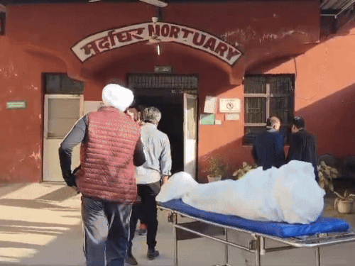 पंचकुला के सिविल अस्पताल के मोरचुरी में युवाओं के शवों को रखा गया है।