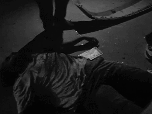 कार चलाने वाला युवक टकराते ही बाहर गिर गया। वह मौके पर मर गया।