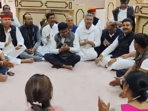 सदन में धरने पर बैठे कांग्रेस विधायक रविवार को रामधुनी करते हुए।