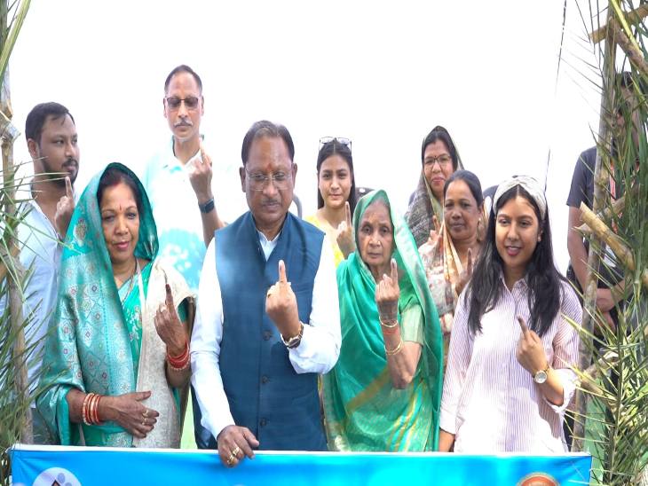 मुख्यमंत्री विष्णुदेव साय ने अपने गृह ग्राम बगिया के प्राथमिक शाला बूथ क्रमांक-45 में परिवार के साथ मतदान किया।