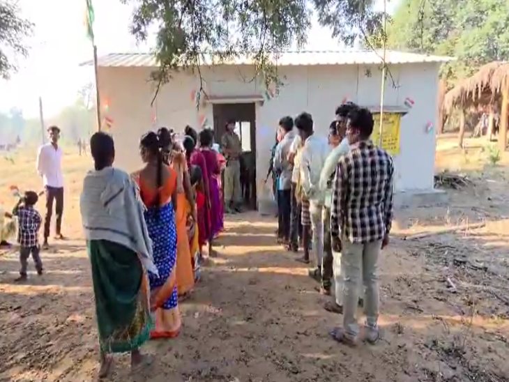 खूंखार नक्सली हिड़मा के गांव पूवर्ती में सरपंच चुनने के लिए वोटिंग हुई। यहां आज से पहले कभी मतदान केंद्र नहीं बना था।