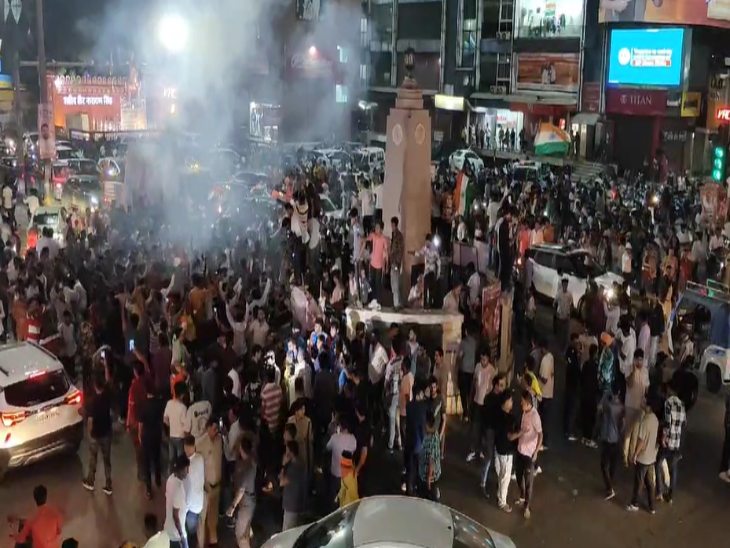 रायपुर के जयस्तंभ चौक पर उमड़ी भीड़। लोग मना रहे जश्न।