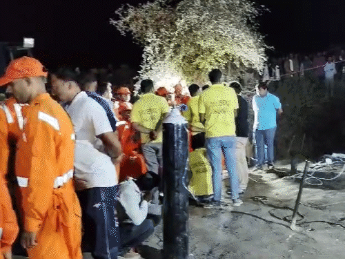 बोरवेल में बच्चे को प्रॉपर ऑक्सीजन मिलती रहे, इसके लिए प्रशासन ने ऑक्सीजन सिलेंडर की अतिरिक्त व्यवस्था कर रखी है।