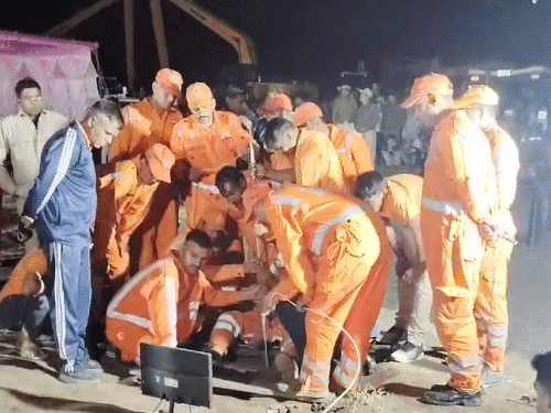 बच्चे की स्थिति का पता लगाने का प्रयास करती एनडीआरएफ की टीम।