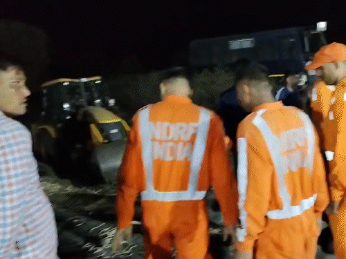 शाम करीब 7:30 बजे कोटा से NDRF की टीम घटना स्थल पर पहुंची और रेस्क्यू ऑपरेशन शुरू कर दिया।