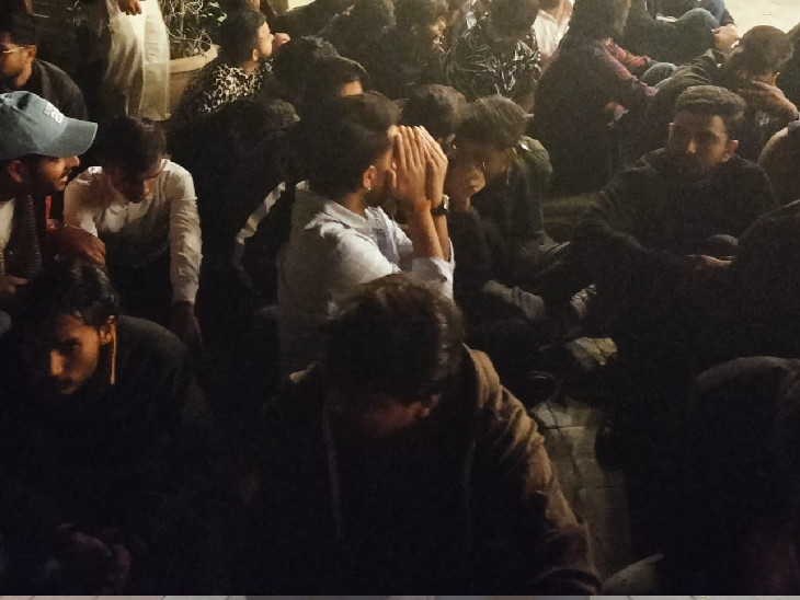 रिसॉर्ट स्टोरीज ऑर्गेनिक फार्म में पार्टी में नशे की हालत में मिले युवक-युवतियां।