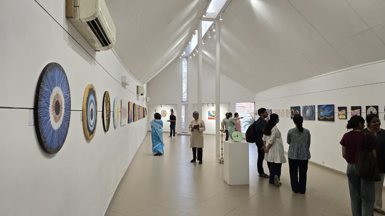 इसमें टेक्सचर आर्ट और एक्रेलिक ऑयल पेंटिंग्स शामिल थीं।