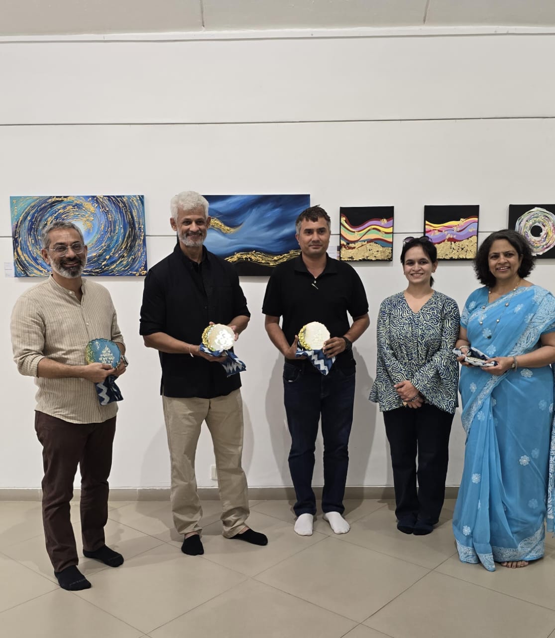 कलर्स इन मोशन" थीम पर आधारित इस तीन दिवसीय प्रदर्शनी में 52 पेंटिंग्स को प्रदर्शित किया गया।