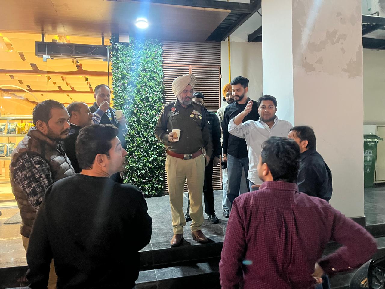 पुलिस ने ने सभी को सु सु को को सु को rastaurama लिफ e लिफ