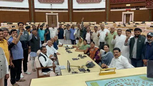 विधानसभा में धरने के दौरान कांग्रेस विधायकों ने भारत-पाकिस्तान का मैच देखा था।