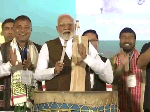 ਪ੍ਰਧਾਨਮੰਤਰੀ ਮੋਦੀ ਨੇ ਗੁਹਾਟੀ ਵਿੱਚ ਜੁਮੂਨਮ ਬਿੰਦਾਨੀ ਪ੍ਰੋਗਰਾਮ ਵਿੱਚ ਡਰੱਮ ਖੇਡਿਆ. - ਡੈਨਿਕ ਭਾਸਕਰ