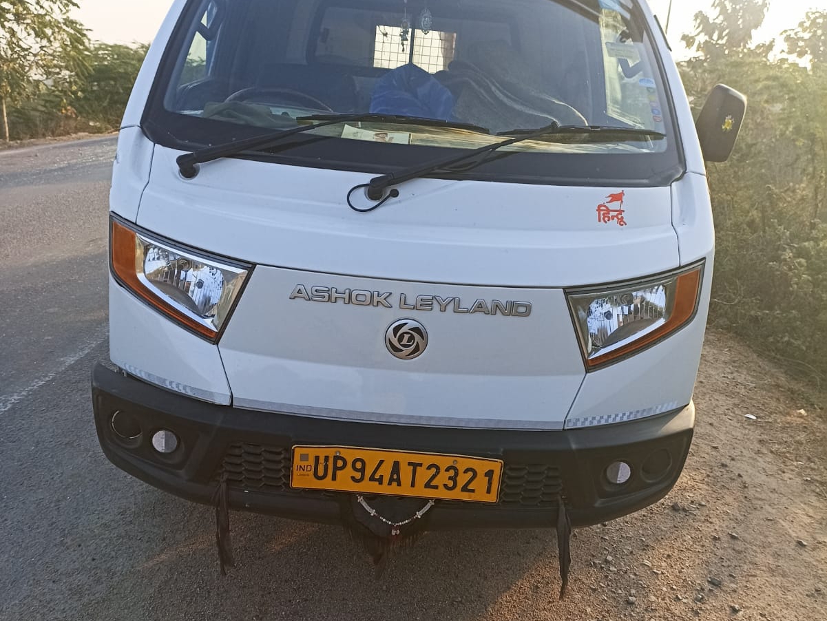 पिकअप वाहन ने मारी टक्कर।