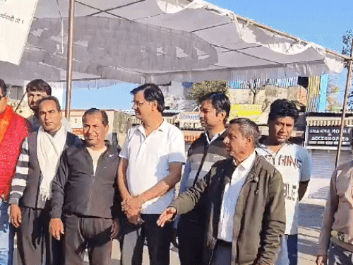 ब्यावर में आरोपियों को सजा देने की मांग को लेकर नारेबाजी करते लोग।