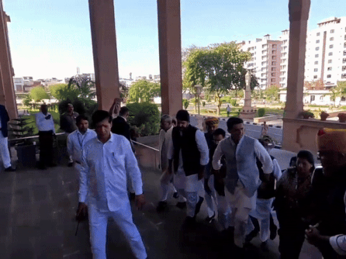 कांग्रेस विधायकों के धरना शुरू करने के बाद पहली बार सचिन पायलट विधानसभा की कार्यवाही में शामिल होने आए।