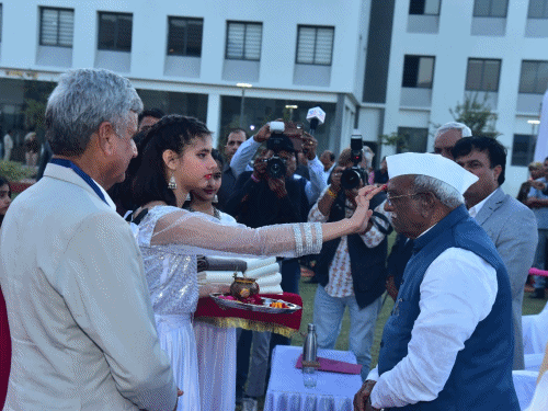 23 फरवरी को राज्यपाल हरिभाऊ बागड़े झुंझुनूं के नवलगढ़ में थे। यहां के बलवंतपुरा स्थित डूंडलोद गर्ल्स स्कूल में उन्होंने स्टूडेंट्स को उन्होंने संबोधित किया था।