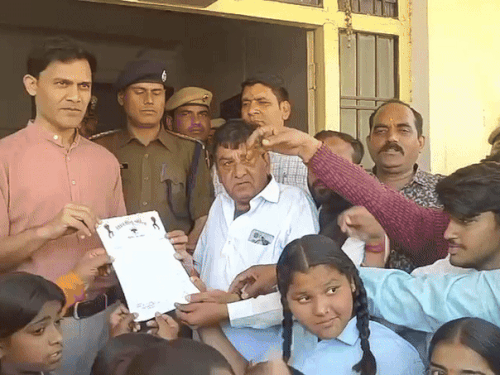 नसीराबाद (अजमेर) में विश्व हिंदू परिषद (विहिप) और बजरंग दल ने आक्रोश रैली निकालकर एसडीएम देवीलाल यादव को ज्ञापन सौंपा।