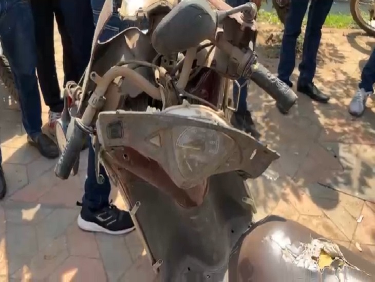 टक्कर से स्कूटी के उड़े परखच्चे