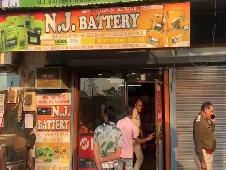 वह दुकान जहां चोरी हुई है। पुलिस मामले की जांच कर रही है। - Dainik Bhaskar