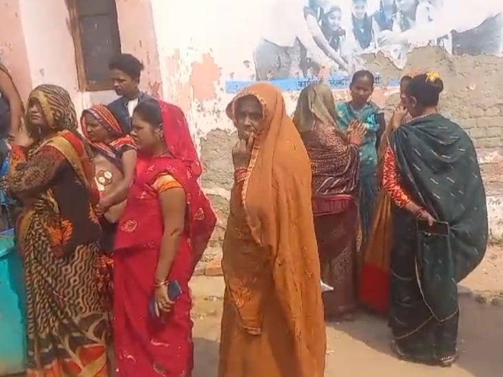 मौत की खबर सुनकर ग्रामीणों की लगी भीड़। - Dainik Bhaskar