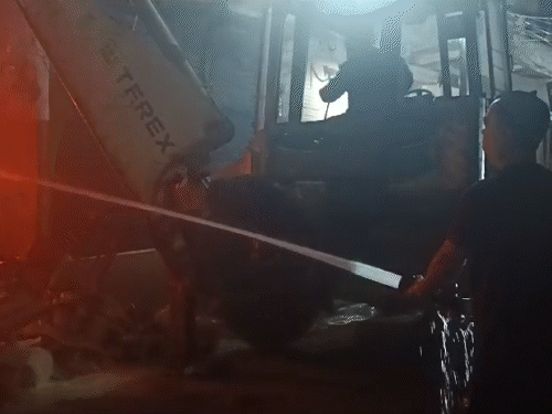 दमकल की 3 गाड़ियों ने करीब 4 घंटे की मशक्कत के बाद आग पर काबू पाया।