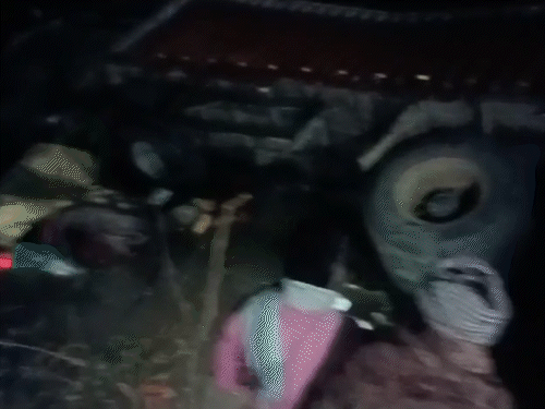 ਟੱਕਰ ਤੋਂ ਬਾਅਦ, ਦੋਵੇਂ ਵਾਹਨ ਪਾਣੀ ਭਰੇ ਟੋਏ ਵਿੱਚ ਡਿੱਗ ਪਏ.