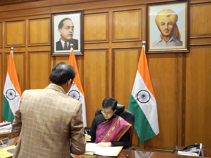 दिल्ली विधानसभा सत्र के पहले दिन AAP और बीजेपी ने रेखा गुप्ता के दफ्तर की अलग-अलग तस्वीरें जारी की थीं। - Dainik Bhaskar