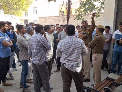 घटना के बाद मॉर्च्युरी के बाहर खड़े मृतक के परिजन।