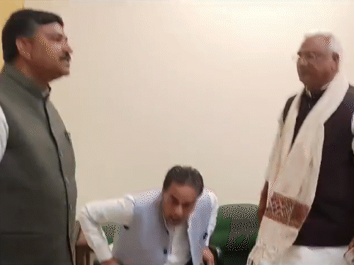 विधानसभा में गतिरोध को खत्म करने के लिए मंत्री जोगाराम पटेल और गृह राज्य मंत्री जवाहर सिंह बेढ़म नेता प्रतिपक्ष टीकाराम जूली से मिले थे।