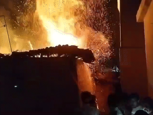 घर में अज्ञात कारणों से लगी आग,जिसके बाद सिलेंडर ब्लास्ट हो गया।