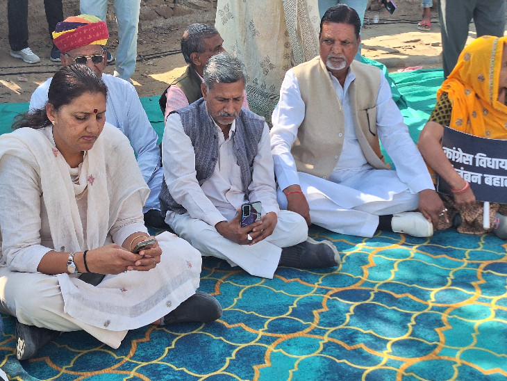 22 गोदाम सर्किल पर बने मंच पर प्रदर्शन करने पहुंचे कांग्रेस नेता।