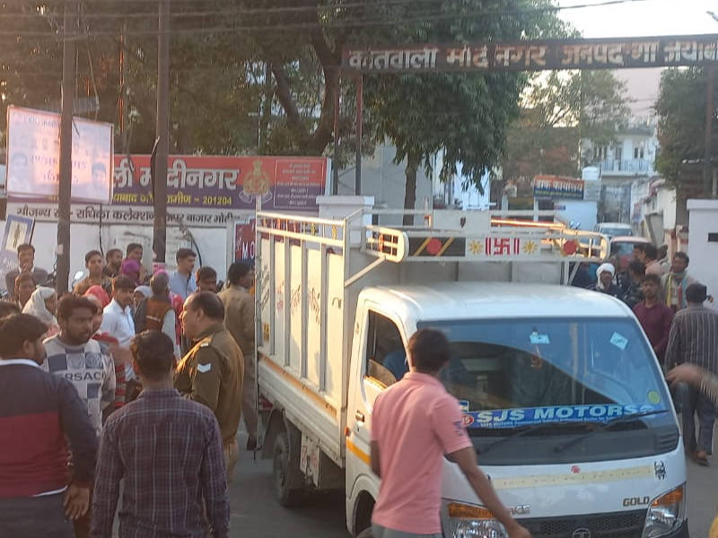 मोदीनगर थाने के सामने हंगामा करती भीड़। - Dainik Bhaskar