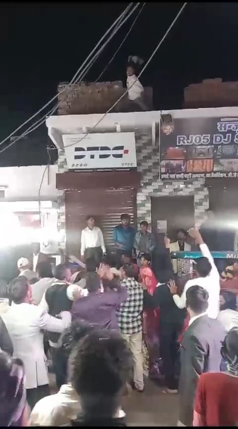 छत से बारातियों के ऊपर पथराव करता युवक।