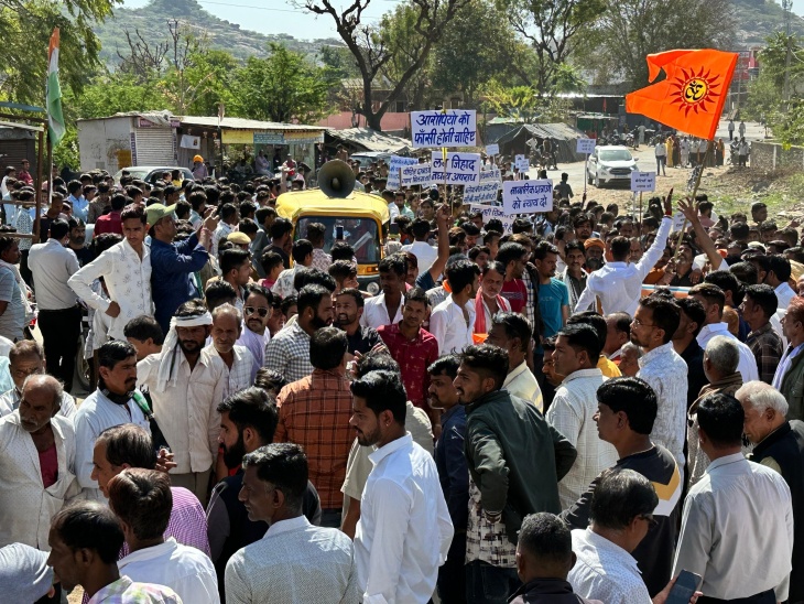 अजमेर के भिनाय बस स्टैंड पर सोमवार सुबह सर्व समाज के लोग इकट्‌ठे हुए और आक्रोश रैली निकाली।