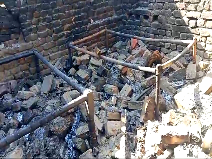 झोपड़ी में आग लगने से उसमें सोये किसान की जिंदा जलने से मौत हो गई।