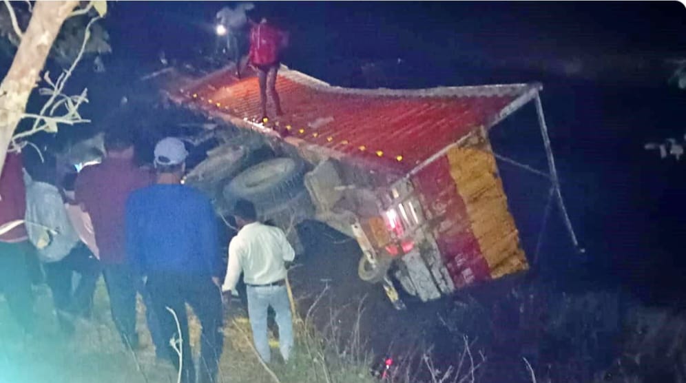 ਟੱਕਰ ਤੋਂ ਬਾਅਦ, ਟਰੱਕ ਆਟੋ ਦੇ ਉੱਪਰ ਸੀ, ਅਤੇ ਦੋਵੇਂ ਵਾਹਨ ਪਾਣੀ ਭਰੇ ਟੋਏ ਵਿੱਚ ਡਿੱਗ ਪਏ.