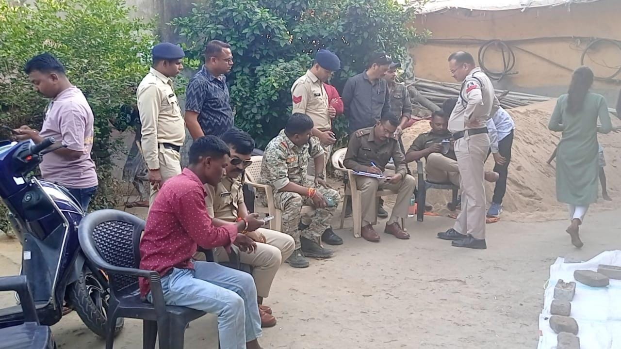 घटना स्थल पर पहुंचकर मामले की जांच करती पुलिस।