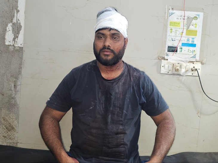 बैंक कर्मचारियों के हमले से घायल युवक। - Dainik Bhaskar