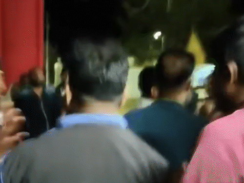 स्वास्थ्य मंत्री श्यामबिहारी जायसवाल के 2 भांजों ने युवक को ​​​​​​​थाने में घुसकर पीटा है।  सोशल मीडिया पर मारपीट का वीडियो वायरल। - Dainik Bhaskar