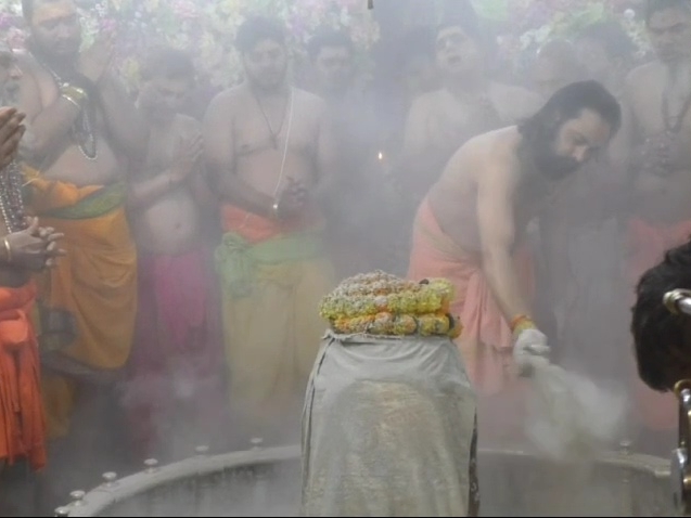 12 ज्योतिर्लिंगांमध्ये अद्वितीय आहे उज्जैन महाकाल मंदिर: फक्त इथेच केली जाते देवाची भस्म आरती, ही शतकानुशतके जुनी परंपरा पहाटे 4 वाजता महाकाल मंदिरात भस्म आरती केली जाते.