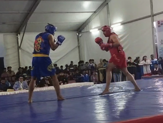 फोटो मैच के दौरान की है। मोहित (लाल ड्रेस में) पहला राउंड जीत चुके थे। दूसरे राउंड में भी आगे थे।