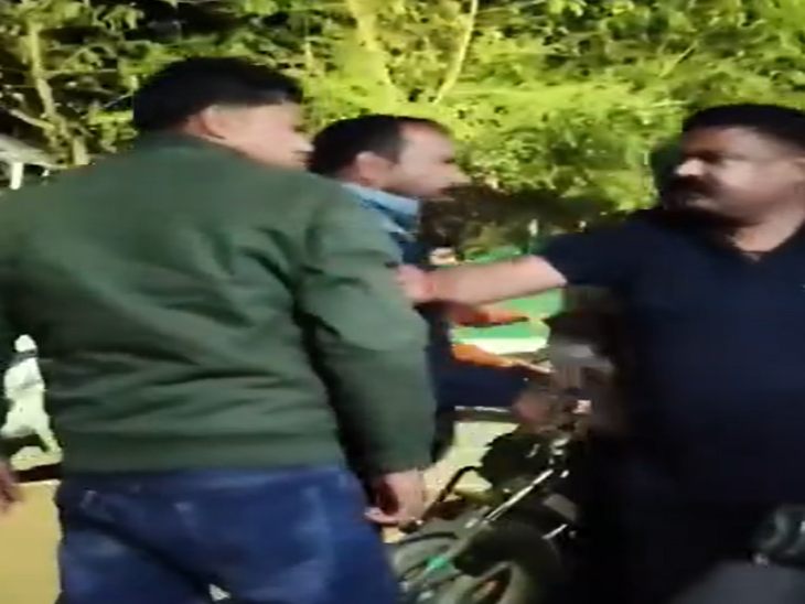 स्वास्थ्य मंत्री श्यामबिहारी जायसवाल के 2 भांजों ने युवक को पीट दिया।