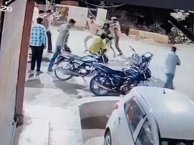 देखते ही देखते विवाद बढ़ गया और आरोपियों ने धारदार हथियार से हमला कर दिया।