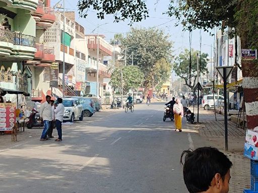 प्रयागराज के ममफोर्डगंज में जिस दुकान के सामने हत्या हुई, वहां मंगलवार को दुकानदार ने दुकान नहीं खोली।
