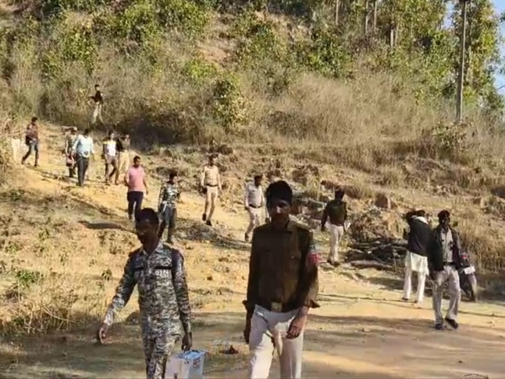 Wife brought from UP and murdered in the jungle of Surguja, accused arrested | यूपी से लाकर सरगुजा के जंगल में पत्नी की हत्या: घूमाने के बहाने लाया था, शव को जंगल