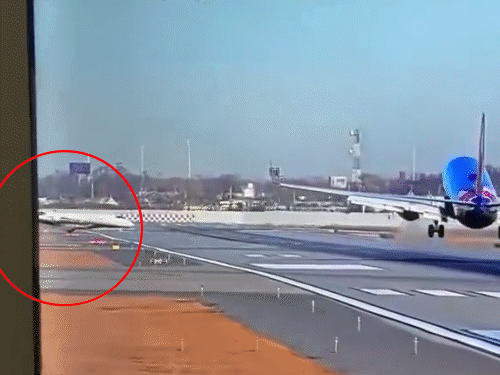 A major accident was averted at the Chicago Midway Airport. The Southwest Airlines aircraft was landing, during which another plane came on the runway. A video of this entire incident has also surfaced. - Dainik Bhaskar